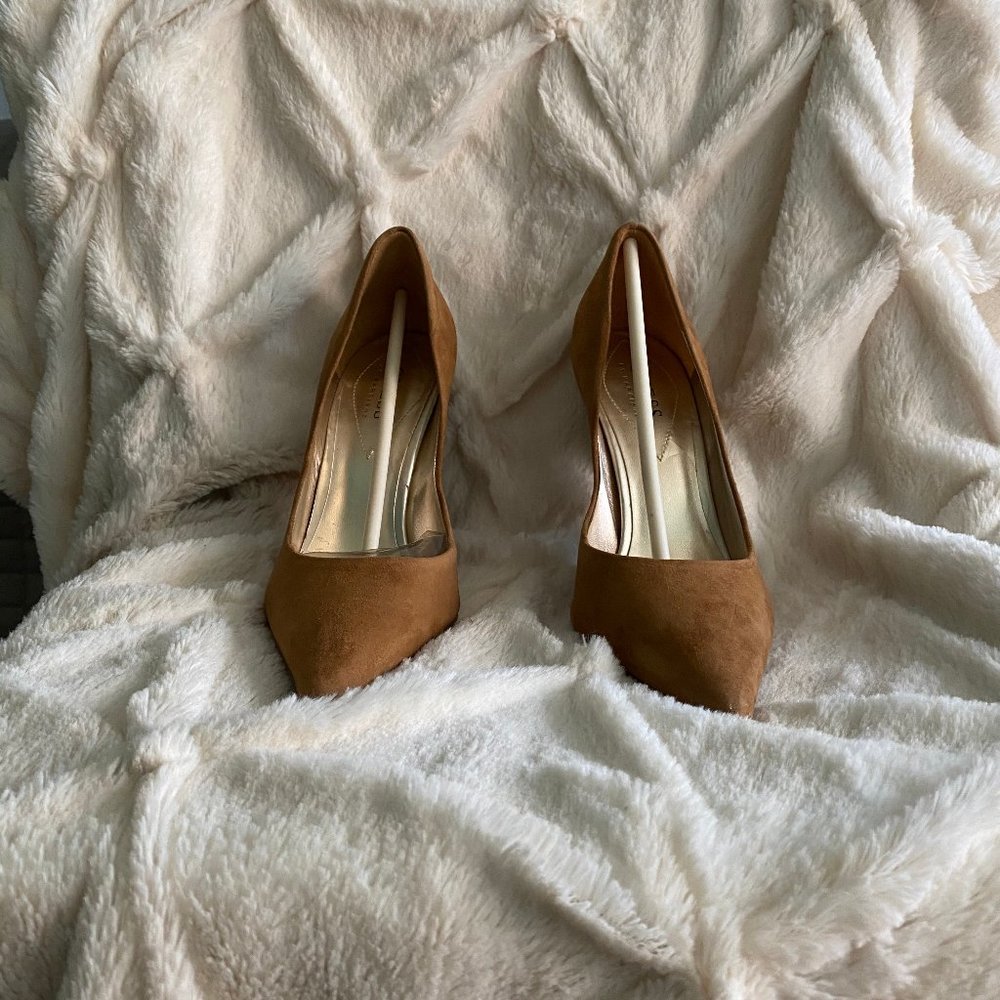 Guess Natural Suede Pumps Size 6 1/2